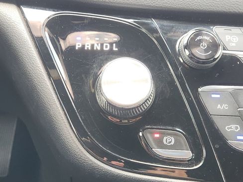 Used 2018 Chrysler Pacifica Touring-L Plus w/ Advanced Safetytec Group FWD image 23