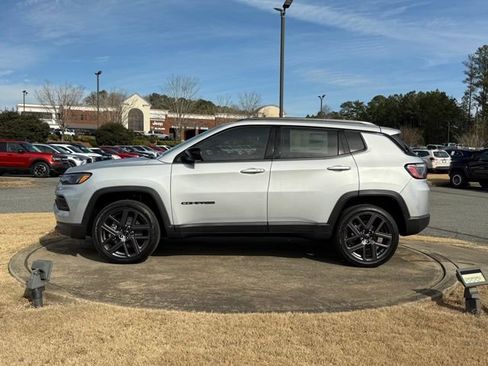 New 2026 Jeep Compass Latitude image 4