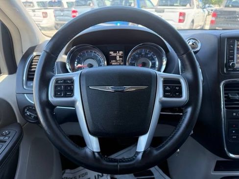 Used 2014 Chrysler Town & Country Touring FWD image 19