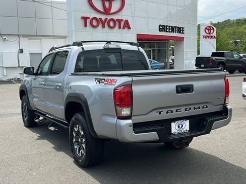 Certified 2017 Toyota Tacoma TRD Off-Road AWD/4WD image 4