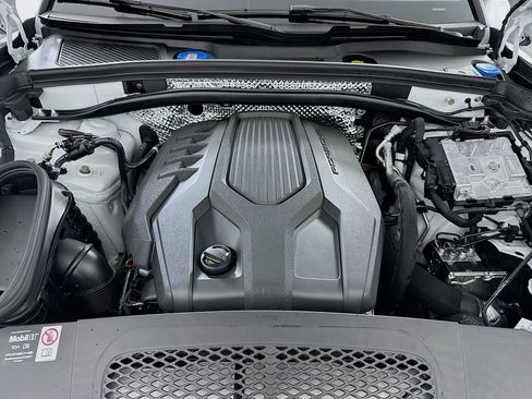 Certified 2025 Porsche Macan image 32