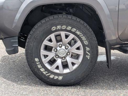 Used 2018 Toyota Tacoma SR5 RWD image 11