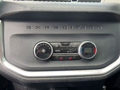Used 2025 Ford Expedition Max Platinum AWD/4WD image 28