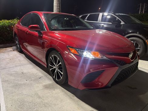 Used 2020 Toyota Camry image 1