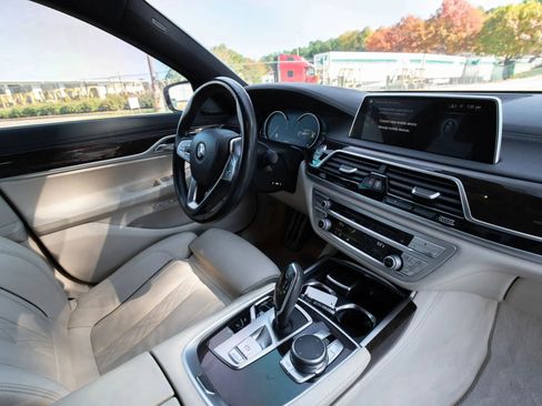 Used 2018 BMW 750i image 31