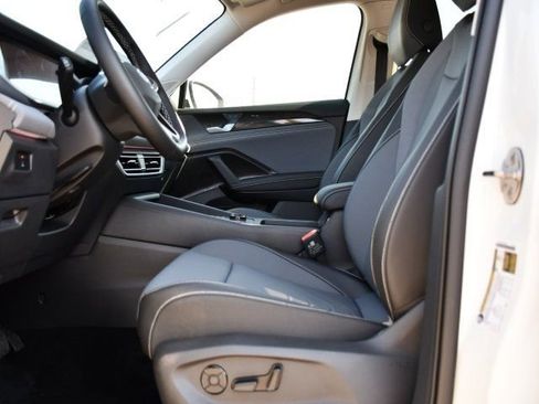 New 2025 Volkswagen Tiguan SE image 12