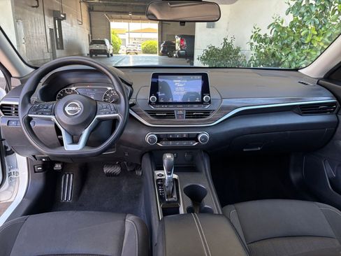 Used 2025 Nissan Altima 2.5 SV FWD image 34