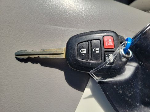 Used 2015 Toyota Camry SE image 30