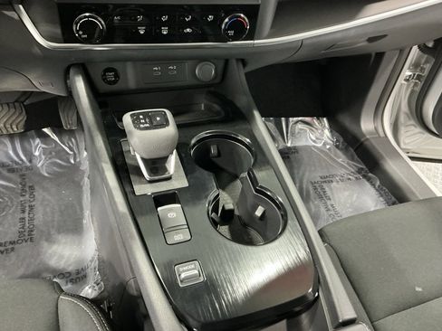 Used 2025 Nissan Rogue S image 14