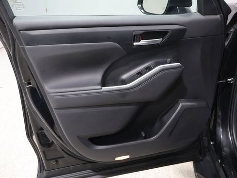 Used 2023 Toyota Highlander XLE image 14