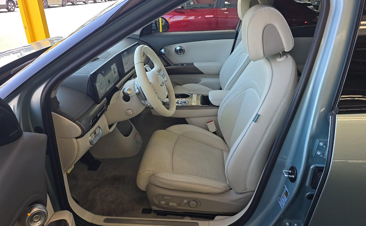Used 2023 Genesis GV60 Advanced AWD/4WD image 7