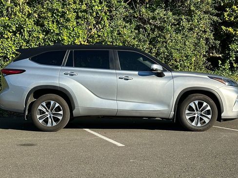 Used 2023 Toyota Highlander XLE AWD/4WD image 2