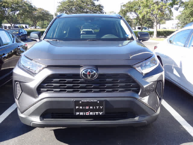 Used 2021 Toyota RAV4 LE AWD/4WD image 2