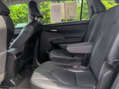 Used 2021 Toyota Highlander XLE FWD image 21