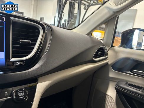 Used 2024 Chrysler Pacifica Touring-L image 24