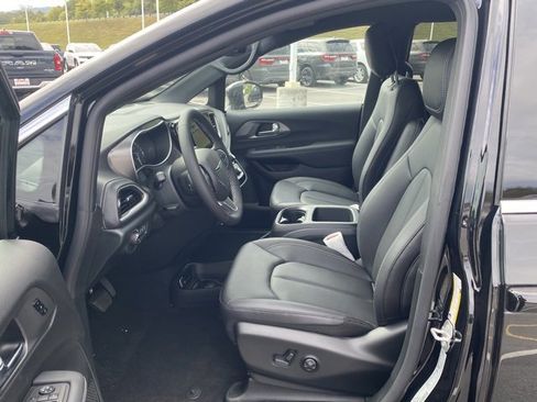 New 2026 Chrysler Pacifica Select image 15
