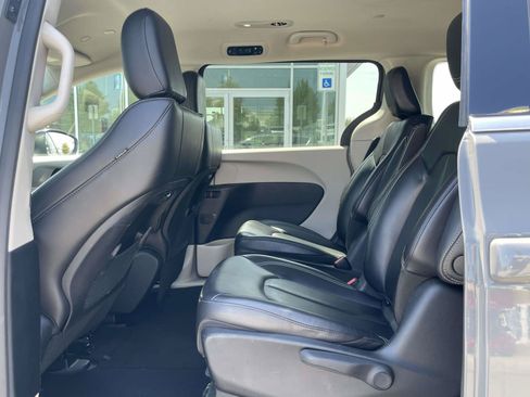 Used 2023 Chrysler Pacifica Touring-L FWD image 10