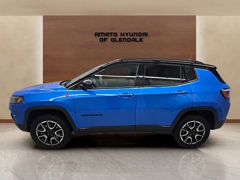 Used 2025 Jeep Compass Trailhawk image 3