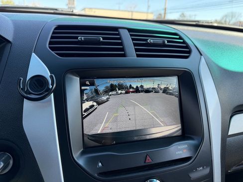 Used 2015 Ford Explorer XLT w/ Equipment Group 202B image 19