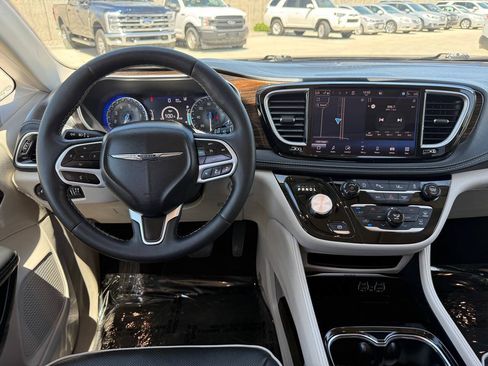 Used 2023 Chrysler Pacifica Limited FWD image 33