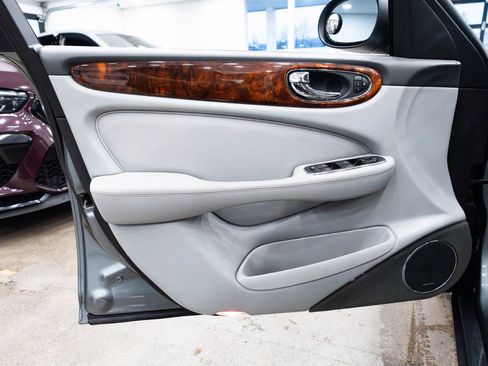 Used 2005 Jaguar XJ8 RWD image 18