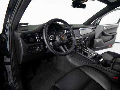 Certified 2025 Porsche Macan image 4