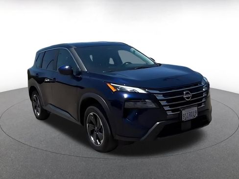 Used 2025 Nissan Rogue SV FWD image 3