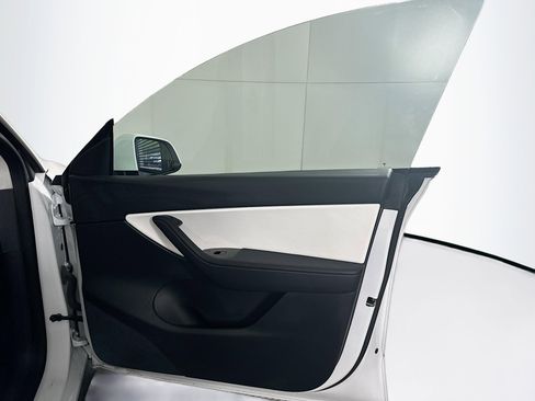 Used 2021 Tesla Model Y Long Range image 32