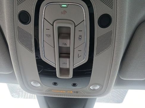 Used 2023 Audi Q8 Premium image 29