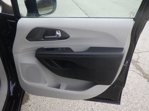 Used 2022 Chrysler Pacifica Touring-L FWD image 14