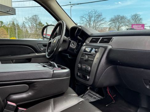 Used 2011 Chevrolet Suburban 2500 image 17