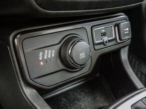 Used 2023 Jeep Renegade Latitude AWD/4WD image 27