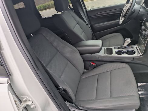 Used 2018 Jeep Grand Cherokee Laredo image 28