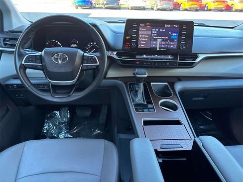 Used 2024 Toyota Sienna XLE image 11