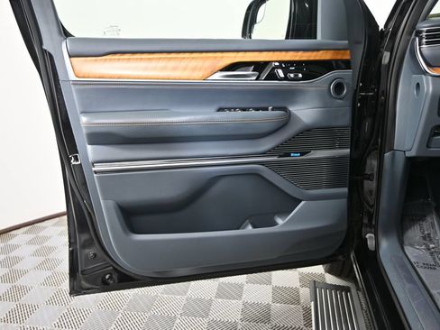 Used 2022 Jeep Grand Wagoneer Series II AWD/4WD image 18
