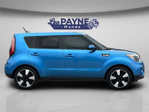 Used 2018 Kia Soul + image 9