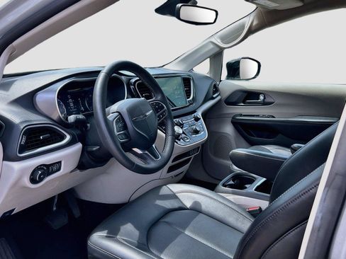 Used 2024 Chrysler Pacifica Touring-L FWD image 28