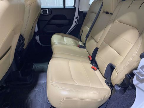 Used 2019 Jeep Wrangler Unlimited Sahara image 11