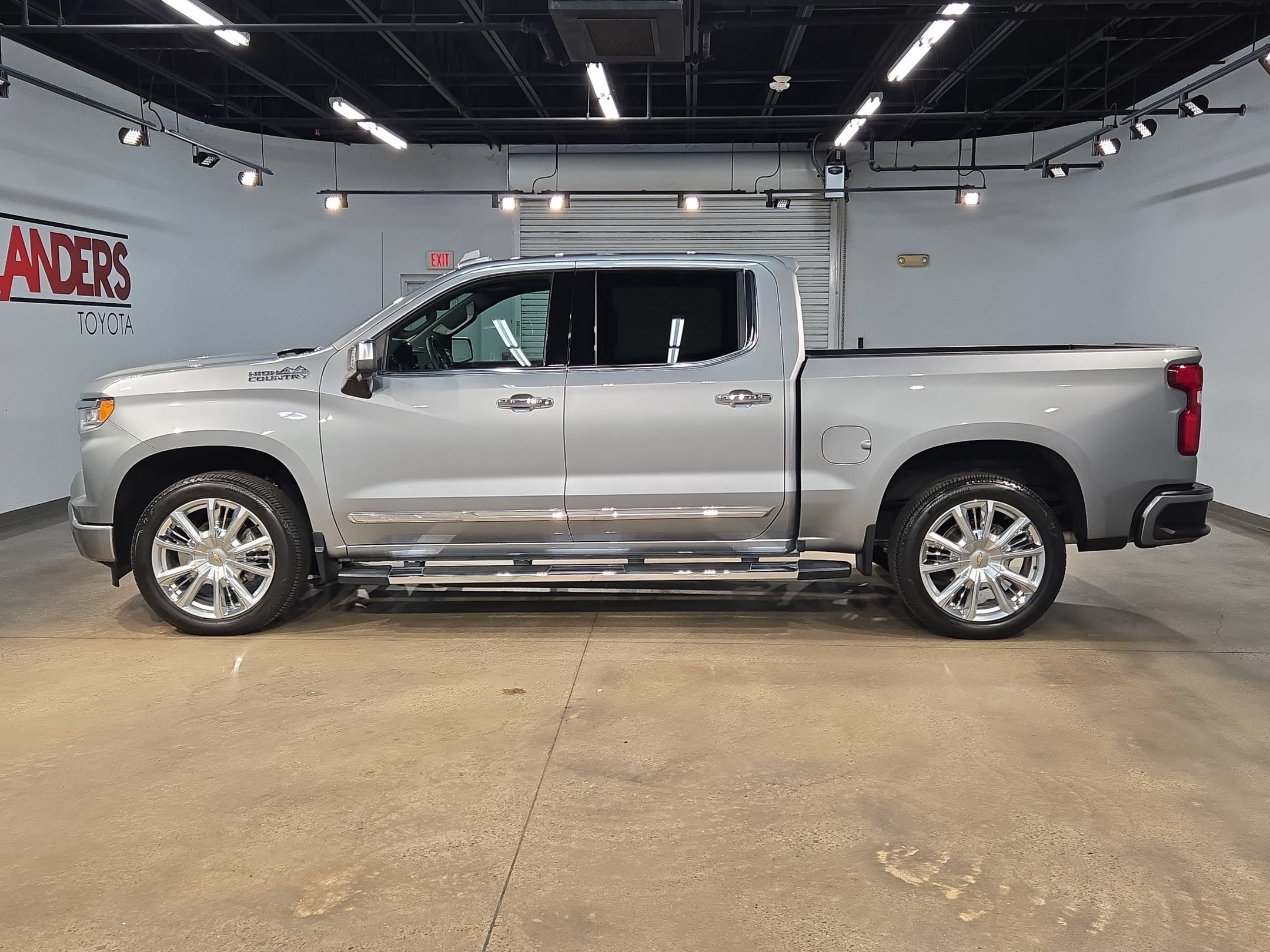 Used 2024 Chevrolet Silverado 1500 High Country w/ High Country Premium Package AWD/4WD image 4