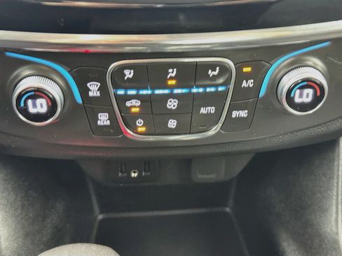 Used 2021 Chevrolet Traverse LT FWD image 17