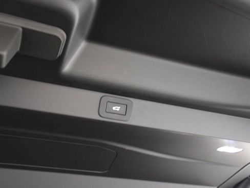 Certified 2025 Land Rover Range Rover SE image 24