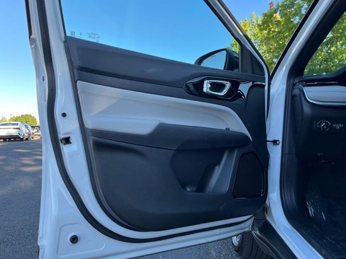 Used 2025 Jeep Compass Limited image 21