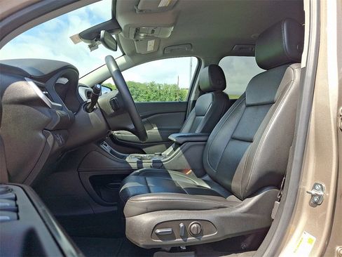 Used 2023 GMC Acadia SLT image 13