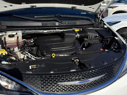Used 2020 Chrysler Pacifica Touring image 29