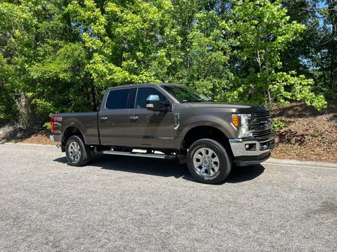 Used 2017 Ford F250 Lariat w/ Chrome Package image 3