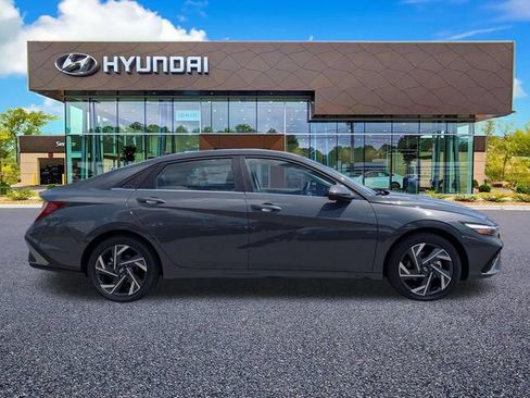 Used 2025 Hyundai Elantra Limited FWD image 5