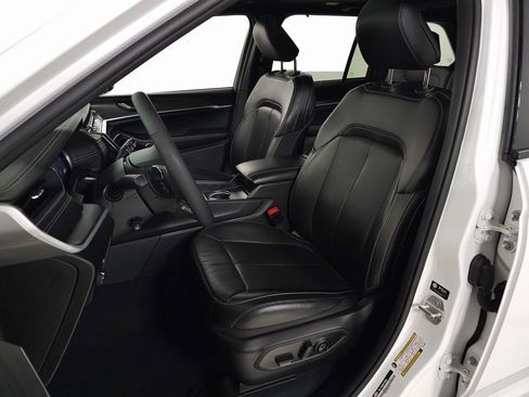 Used 2024 Jeep Grand Cherokee Limited w/ Luxury Tech Group II image 17