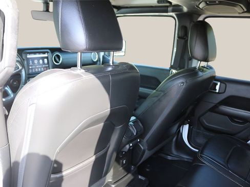 Used 2018 Jeep Wrangler Unlimited Sahara AWD/4WD image 15