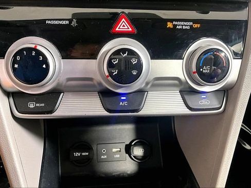 Used 2019 Hyundai Elantra SE FWD image 31