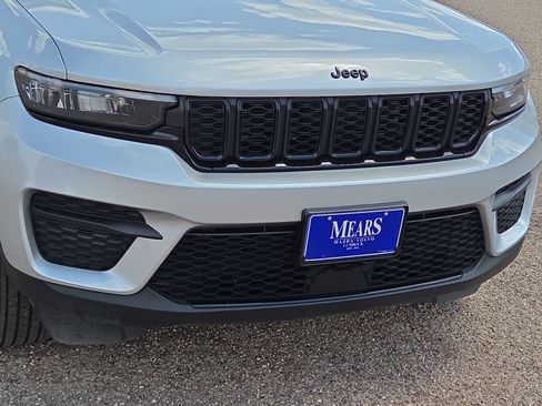 Used 2025 Jeep Grand Cherokee Altitude AWD/4WD image 9